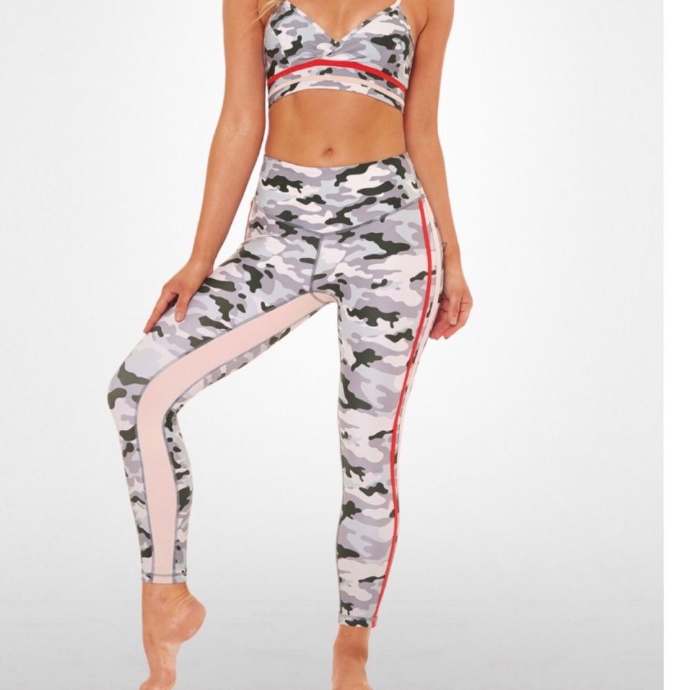 NWOT L’URV camo army of love 7/8 leggings sz small